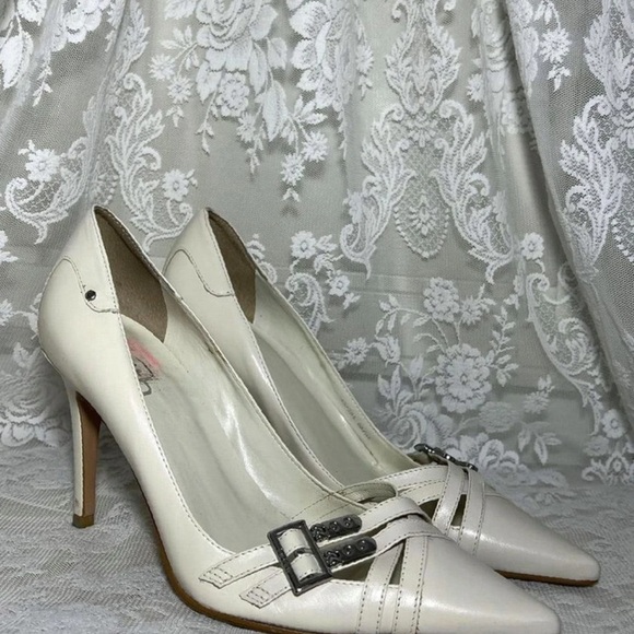 Elegant Cream Heels with Buckle Detail - Picture 1 of 4